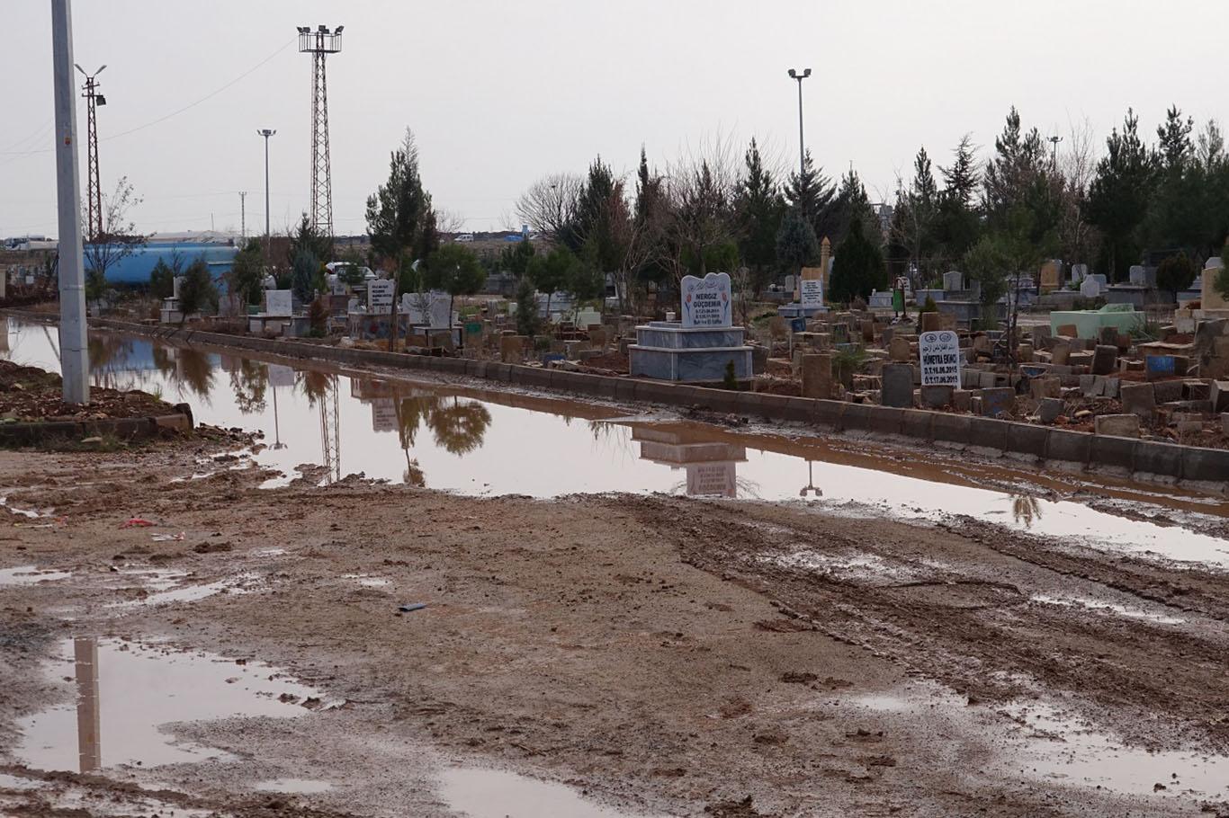 "Mezarlığımız kışın sudan ve çamurdan geçilmiyor"